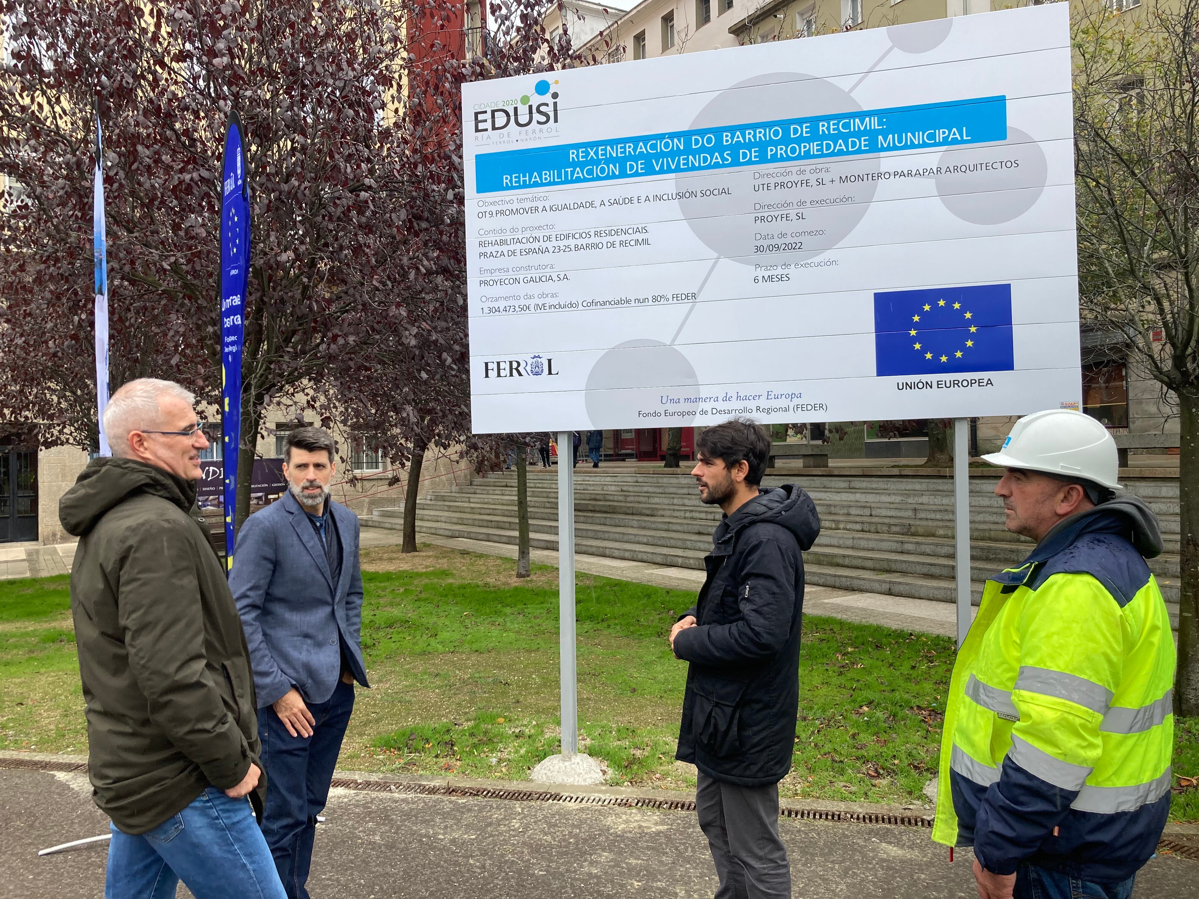 Julián Reina, este viernes ante el inmueble de la plaza de España junto a técnicos