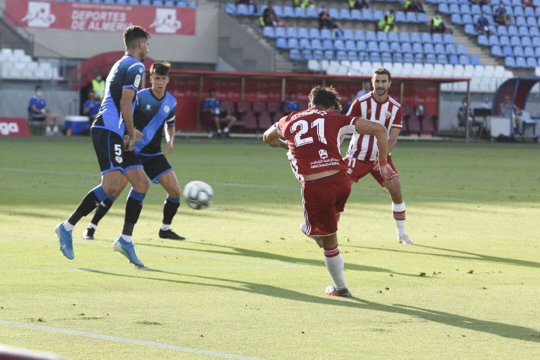 Darwin dispara a gol tras romper la cintura de Esteban Saveljich.