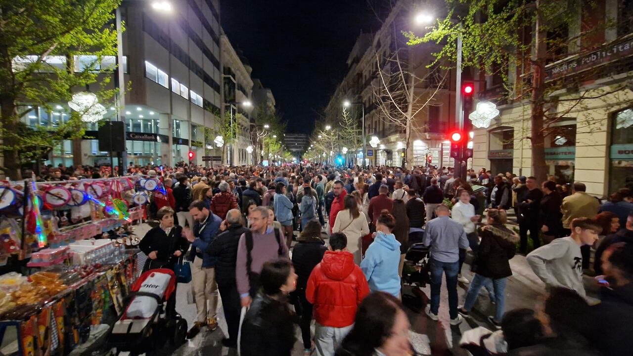 Un gentío abarrota la Gran Vía de Granada en la Semana Santa de 2023