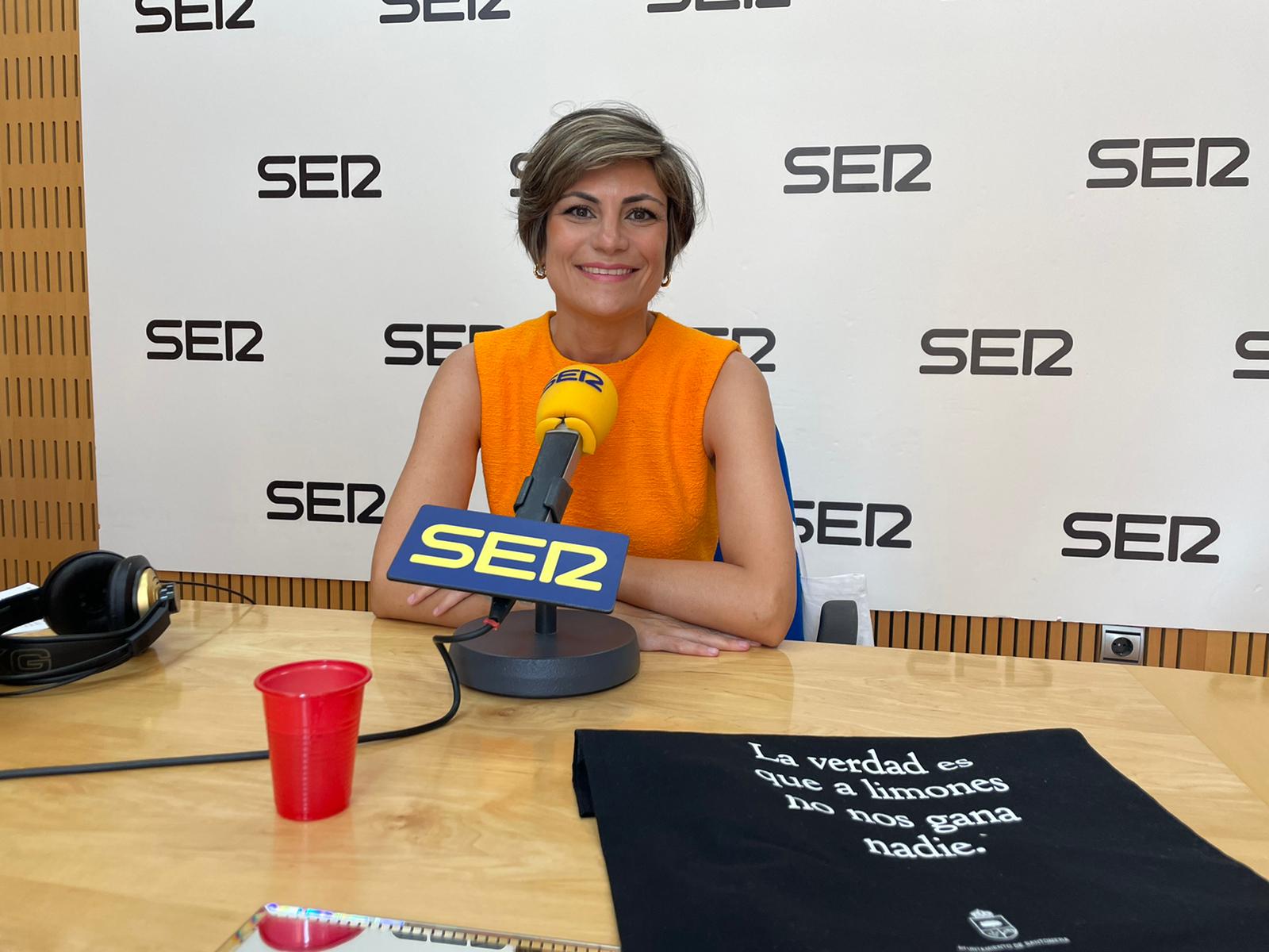 Inma Sánchez Roca, alcaldesa de Santomera, en los estudios de Radio Murcia