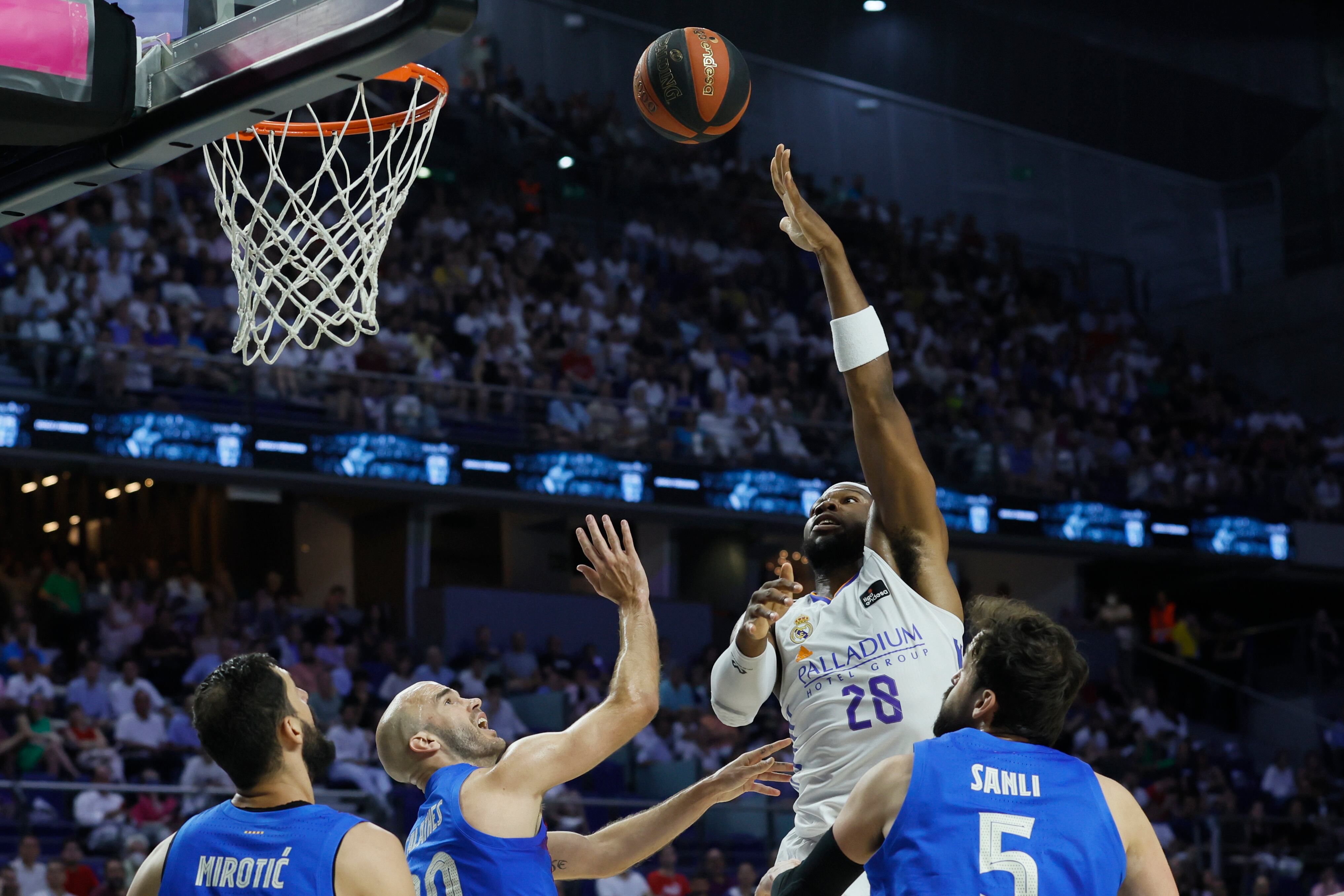 Guerschon Yabusele intentando encestar ante los defensores del FC Barcelona