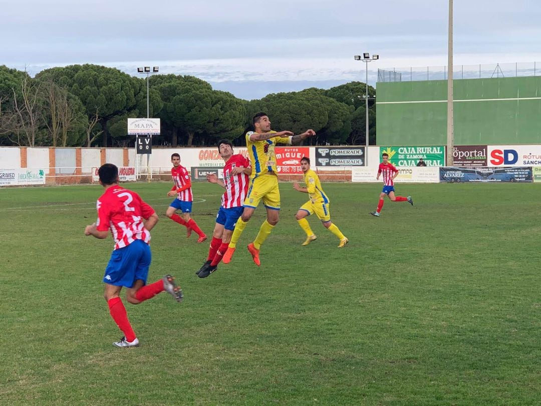 Rubiato, máximo goleador de los ribereños con 17 dianas, en un salto durante el encuentro de la primera vuelta ante el Tordesillas en Las Salinas.