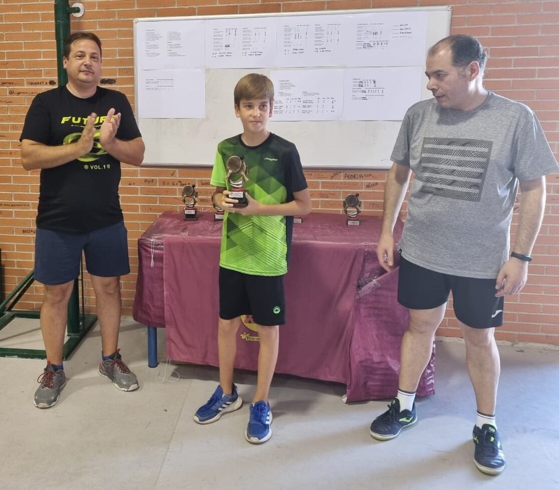 Entrega de premios de la categoría de menores a Andrés López Pérez