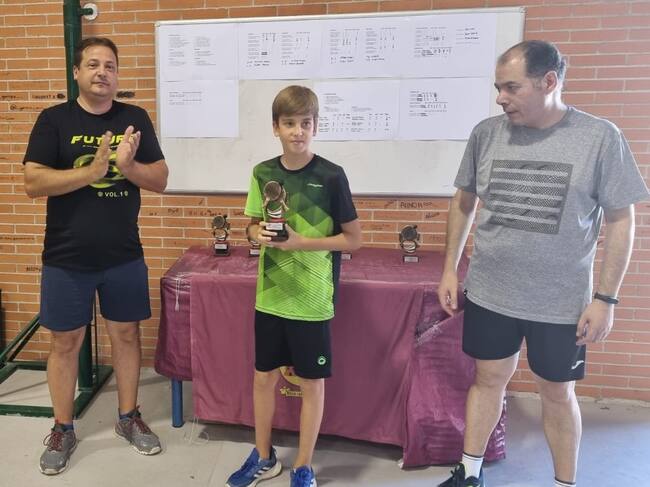 Entrega de premios de la categoría de menores a Andrés López Pérez