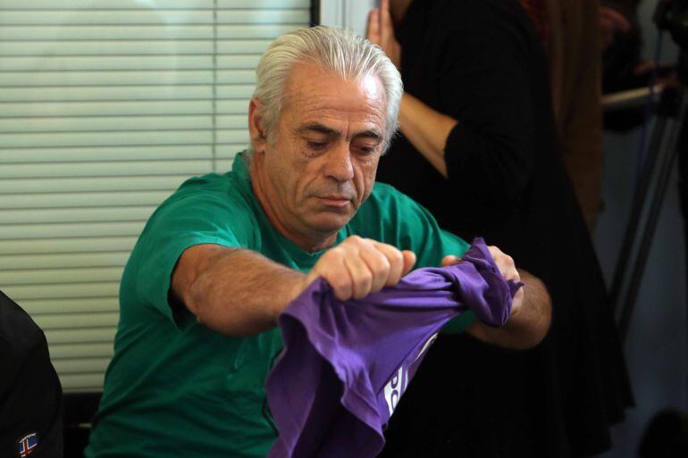 Armando Manzanaro, un militante de Podem, rompe su camiseta morada de la formación durante la rueda de prensa en la que el secretario general de Podem Catalunya, Albano-Dante Fachin.