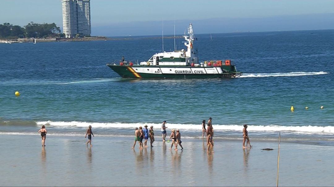 Embarcación de la Guardia Civil buscando al bañista desaparecido en Samil.