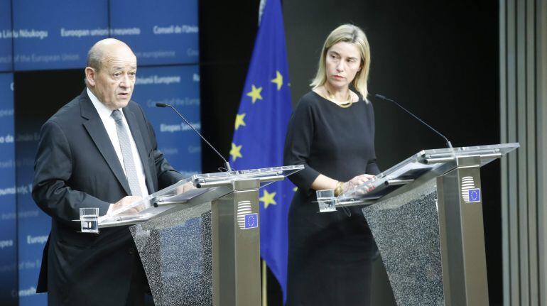 El ministro francés de Defensa, Jean Yves le Drian (izda), y la jefa de la diplomacia de la UE, Federica Mogherini (dcha), en la rueda de prensa durante la reunión de ministros de Defensa en Bruselas 