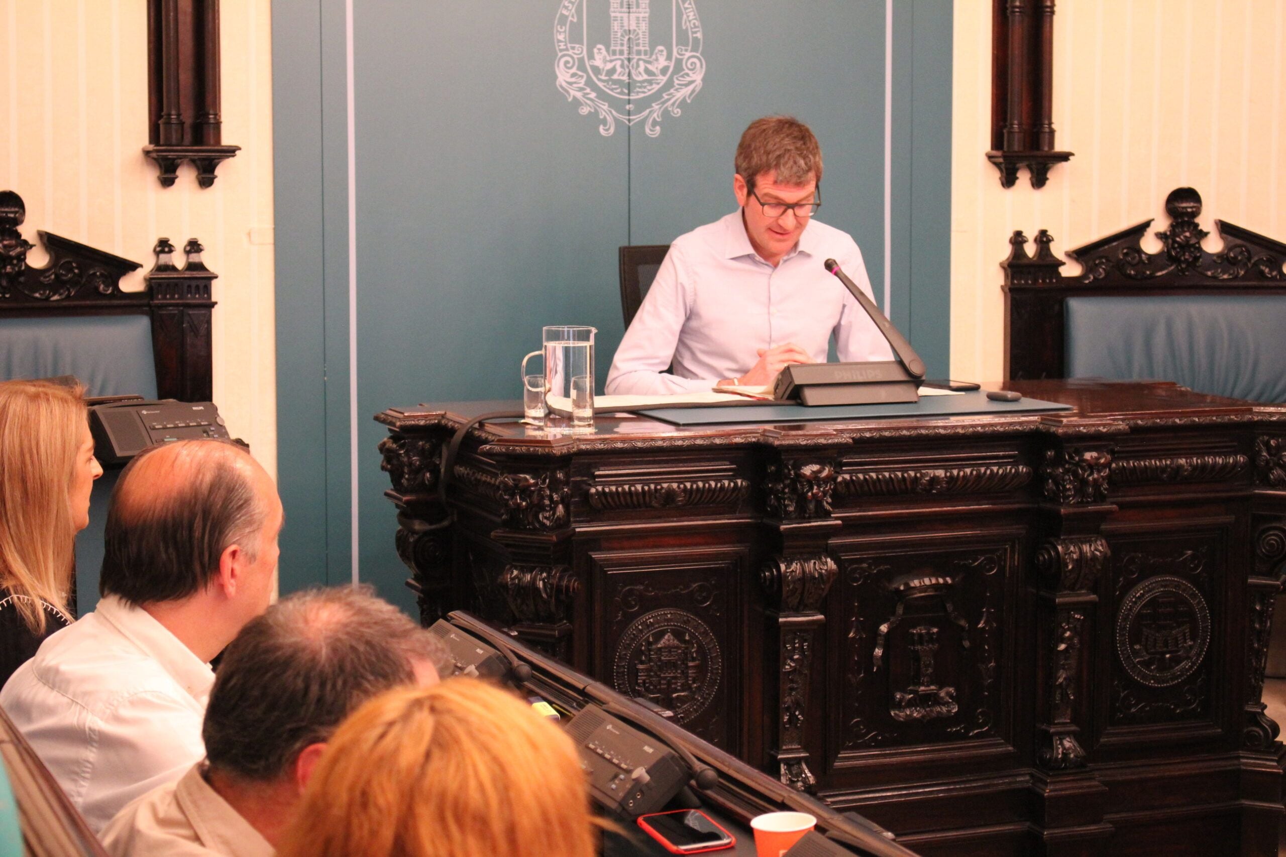 El alcalde, Gorka Urtaran, interviene en un pleno ante la atenta mirada de los concejales del PP