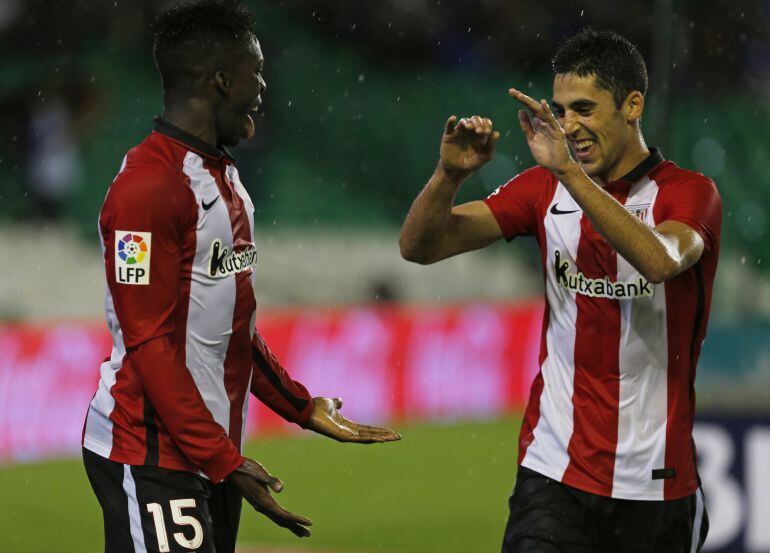 GRA245. SEVILLA, 01/11/2015.- El delantero del Athletic de Bilbao Iñaki Williams (i) celebra con su compañero, Sabin Merino, el gol que ha marcado ante el Betis, el segundo del equipo, durante el partido de la décima jornada de la Liga en Primera División que se juega hoy en el estadio Benito Villamarín, en Sevilla. EFE/José Manuel Vidal