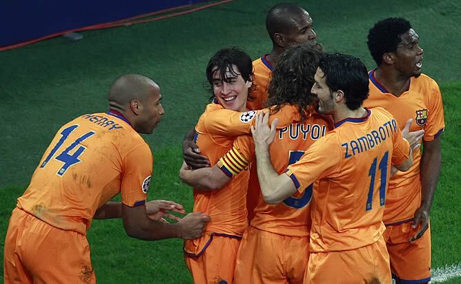 Los jugadores del Barça celebran el gol del Bojan