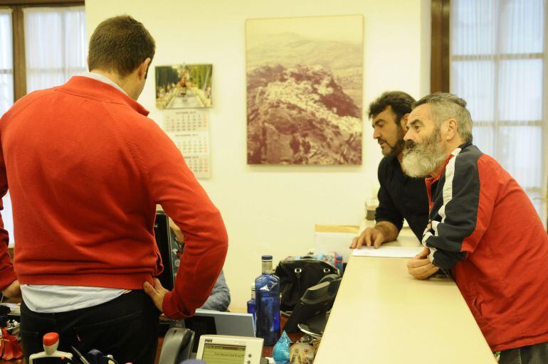 GRA076. SEVILLA, 26/11/2014.- El alcalde de Marinaleda (Sevilla), Juan Manuel Sánchez Gordillo (IU) (d), en el registro del Parlamento andaluz donde ha entregado su renuncia al acta de diputado para cumplir con la ley electoral andaluza, que establece la incompatibilidad entre ambos cargos. EFE/Raúl Caro