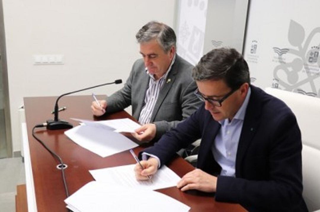 Firma del convenio entre el alcalde y el párroco