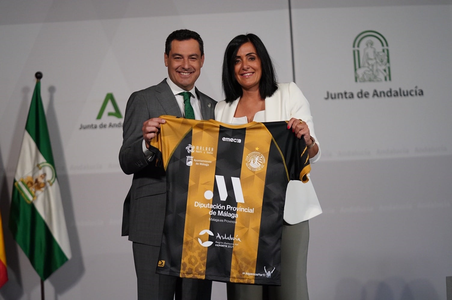 El presidente de la Junta de Andalucía Juanma Moreno y la presidenta del Costa del Sol Pepa Moreno