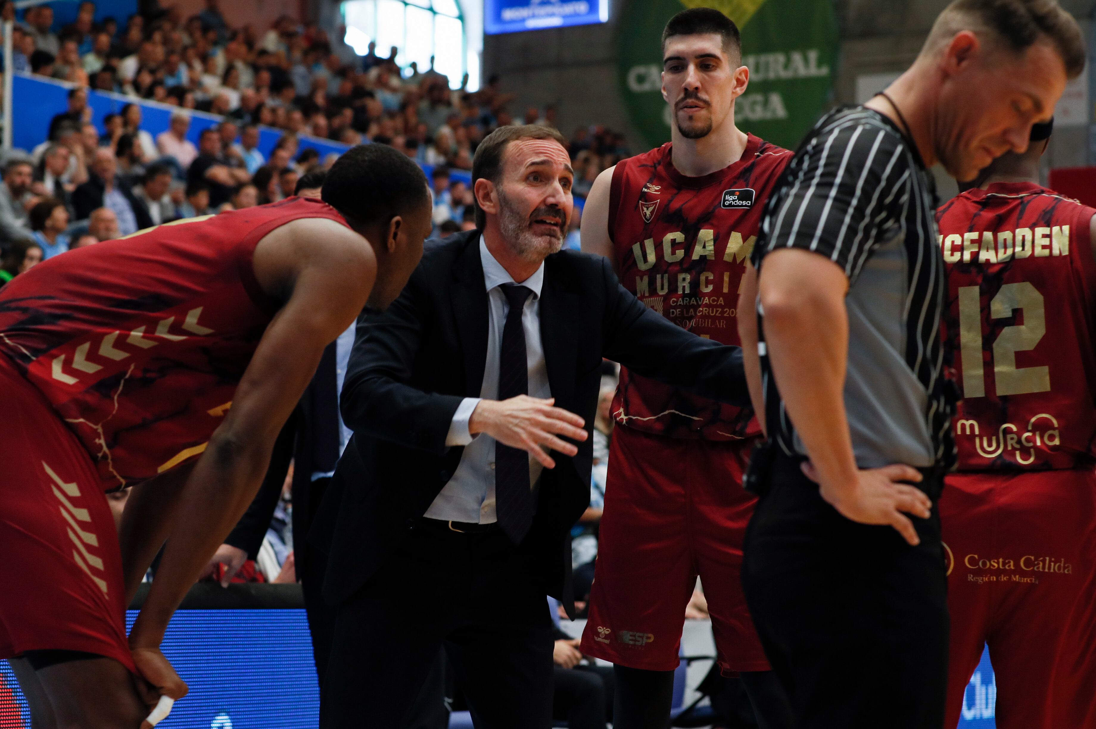 LUGO (GALICIA), 07/05/2023.- El entrenador del UCAM Murcia Sito Alonso (2i) da instrucciones a sus jugadores durante el partido correspondiente a la jornada 31 de la Liga Endesa que enfrenta este domingo al Breogán y al UCAM Murcia en el Pazo dos Deportes de Lugo. EFE/ Pedro Eliseo Agrelo Trigo
