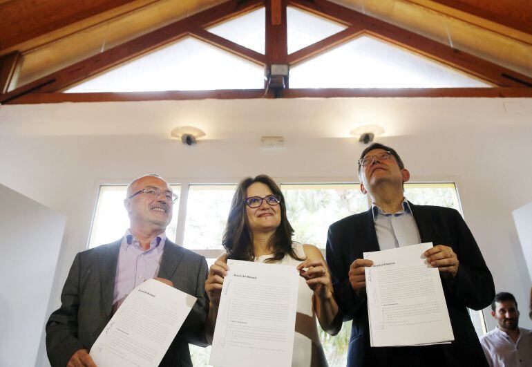 Los candidatos a la Presidencia del Gobierno valenciano del PSPV, Ximo Puig (i), Compromís, Mònica Oltra, y Podemos, Antonio Montiel (d), escenifican, en el Jardín Botánico de Valencia, la reanudación de las negociaciones y el acuerdo programático para un futuro gobierno de izquierdas en la Generalitat