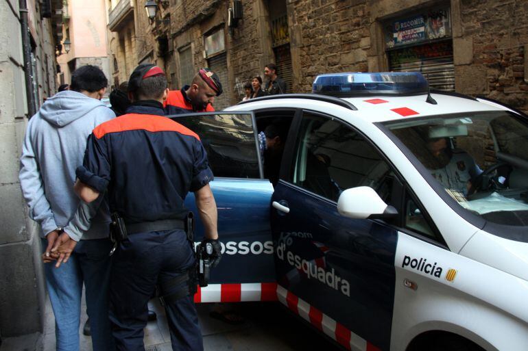 Mossos d'Esquadra al carrer Regomir de Barcelona (Maig 2015). 