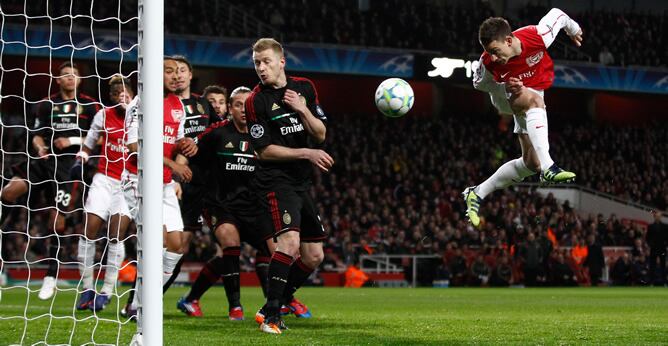 Laurent Koscielny hizo de cabeza el primer gol del Arsenal