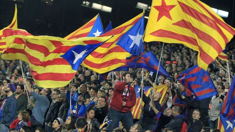 Varios aficionados agitan esteladas en el Camp Nou