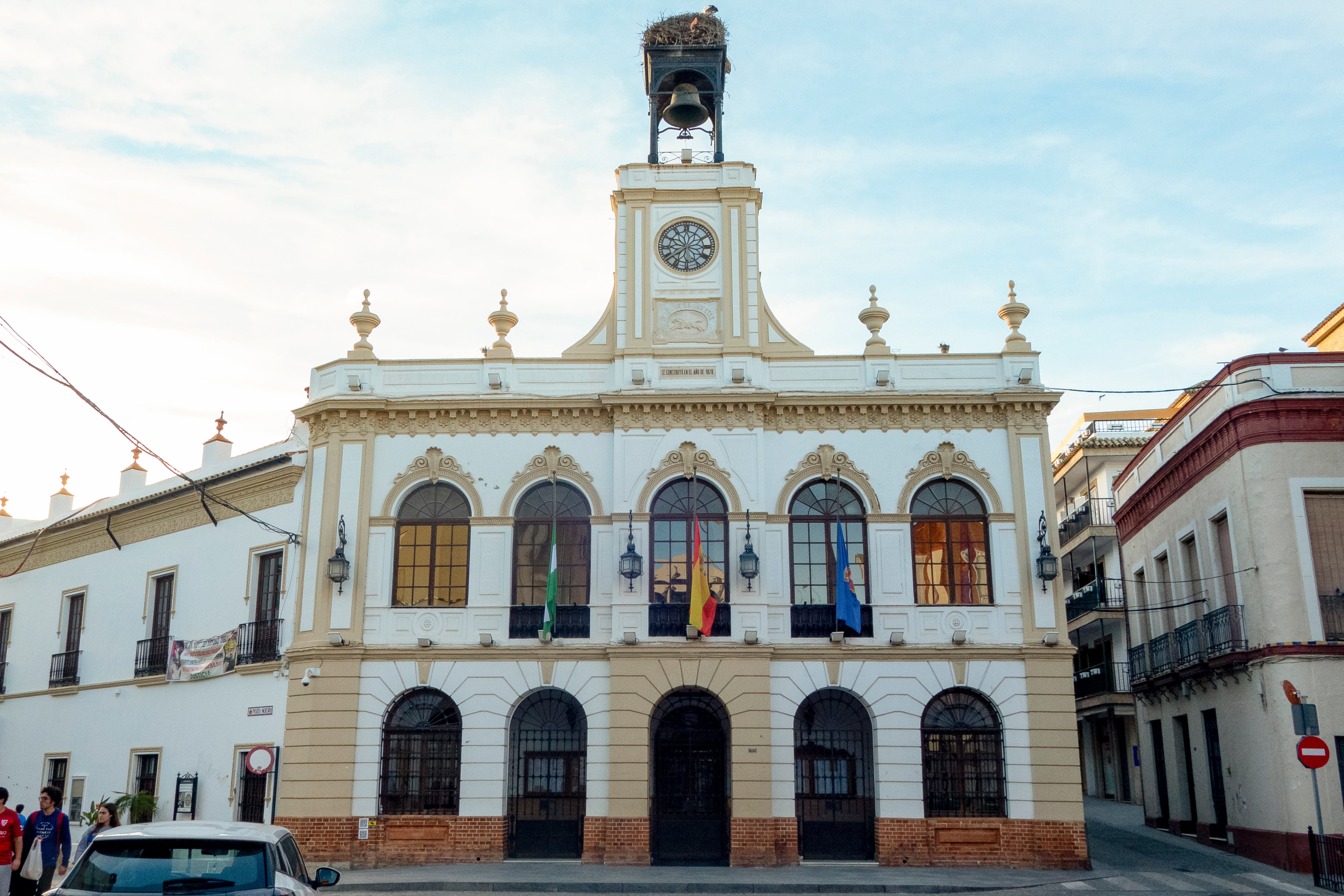 Vista del ayuntamiento de Morón de la Frontera, con las banderas a media asta por el fallecimiento de tres vecinos de una misma familia en Ciudad Real, cuando viajaban en coche a ver el partido del Sevilla contra el Atlético de Madrid de la Copa del Rey