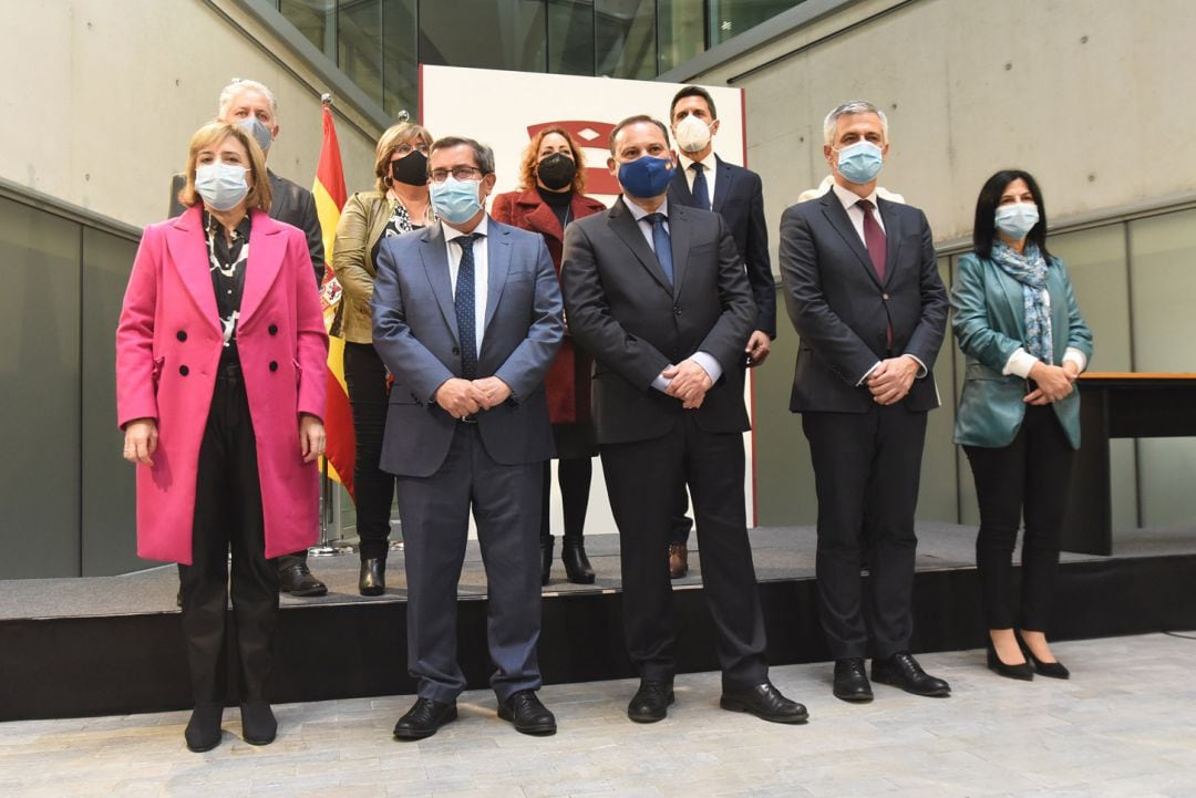 El ministro de Transportes, José Luis Ábalos, en el centro de la imagen, junto al presidente de la Diputación de Granada, José Entrena (a su derecha), y otras autoridades en la sede de la institución provincial