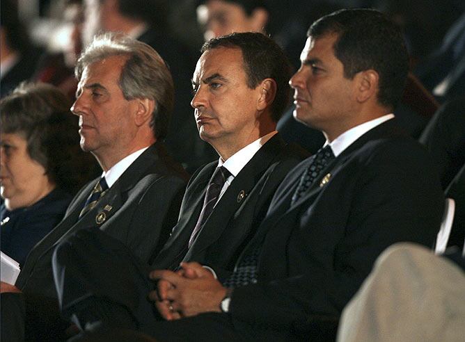 El presidente de Uruguay, Tabare Vázquez, el presidente Zapatero y su homólogo ecuatoriano Rafael Correa.