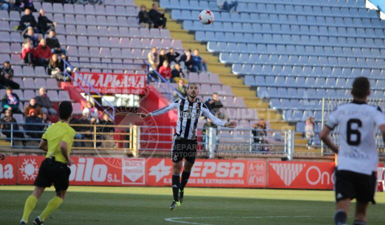 Mario en un despeje ante el Extremadura.