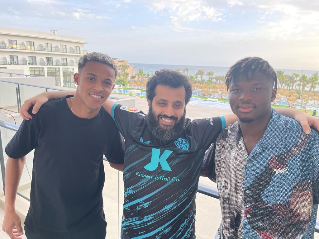 Lázaro con Turki Al-Sheikh y El Bilal Touré.