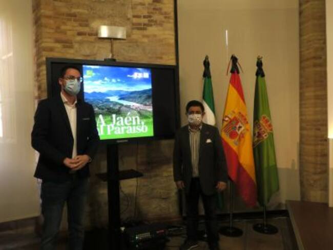 Presidente, Francisco Reyes, a la derecha, y diputado, Francisco Javier Lozano, ante una de las imágenes de la promoción