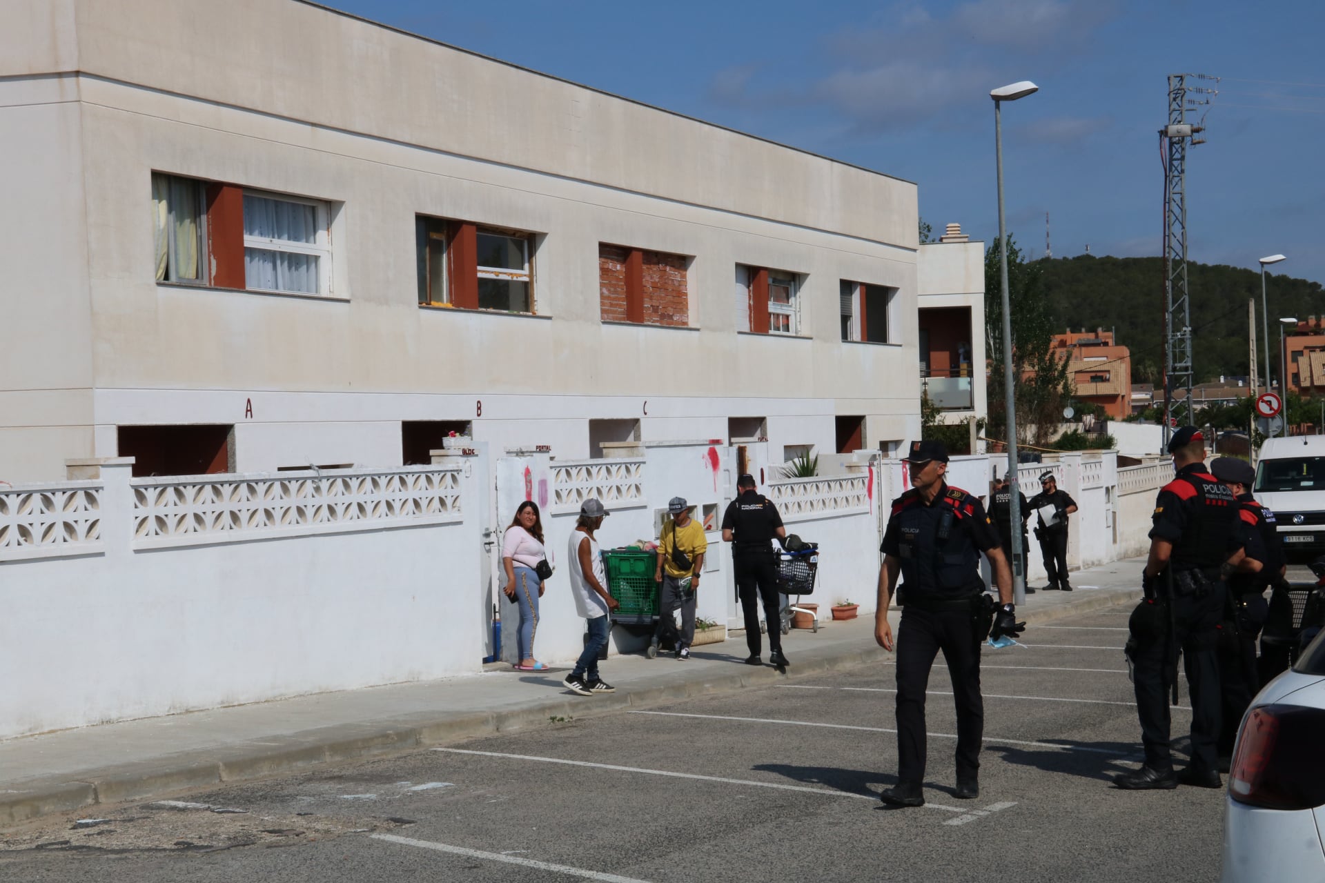 Desnonament d’una finca de diverses cases unifamiliars del carrer Ocells de Coma-ruga