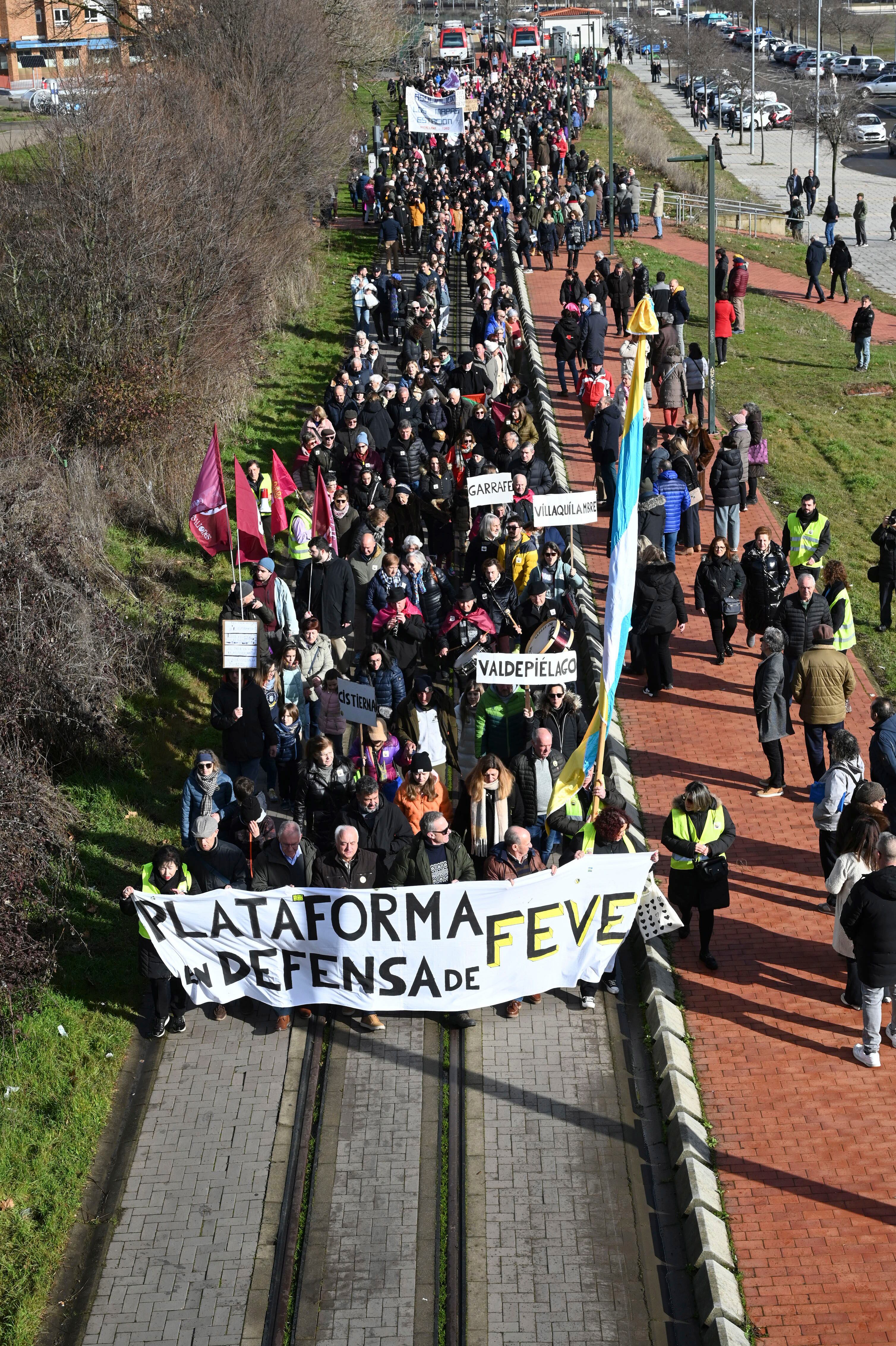 LEÓN, 18/01/26.- Unas 7.000 personas han recorrido la distancia que separa el apeadero de La Asunción del centro de León formando una cadena humana para pedir que el Ferrocarril de Vía Estrecha (Feve) complete el trayecto entre los pueblos por los que transita y el centro de la capital leonesa. La cadena humana ha transitado este domingo por el lugar donde se construyeron hace quince años unas vías en un trazado de un kilómetro y medio que pretendían integrar el Ferrocarril de Vía Estrecha en la capital leonesa y que nunca fueron estrenadas.-EFE/J.Casares