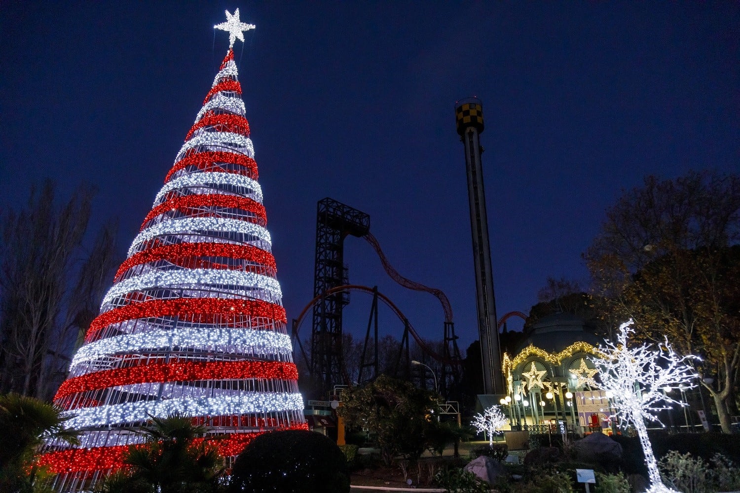 Parque de Atracciones de Madrid crea ‘Winterland’, un reino de hielo y luz habitado por fantásticas criaturas.