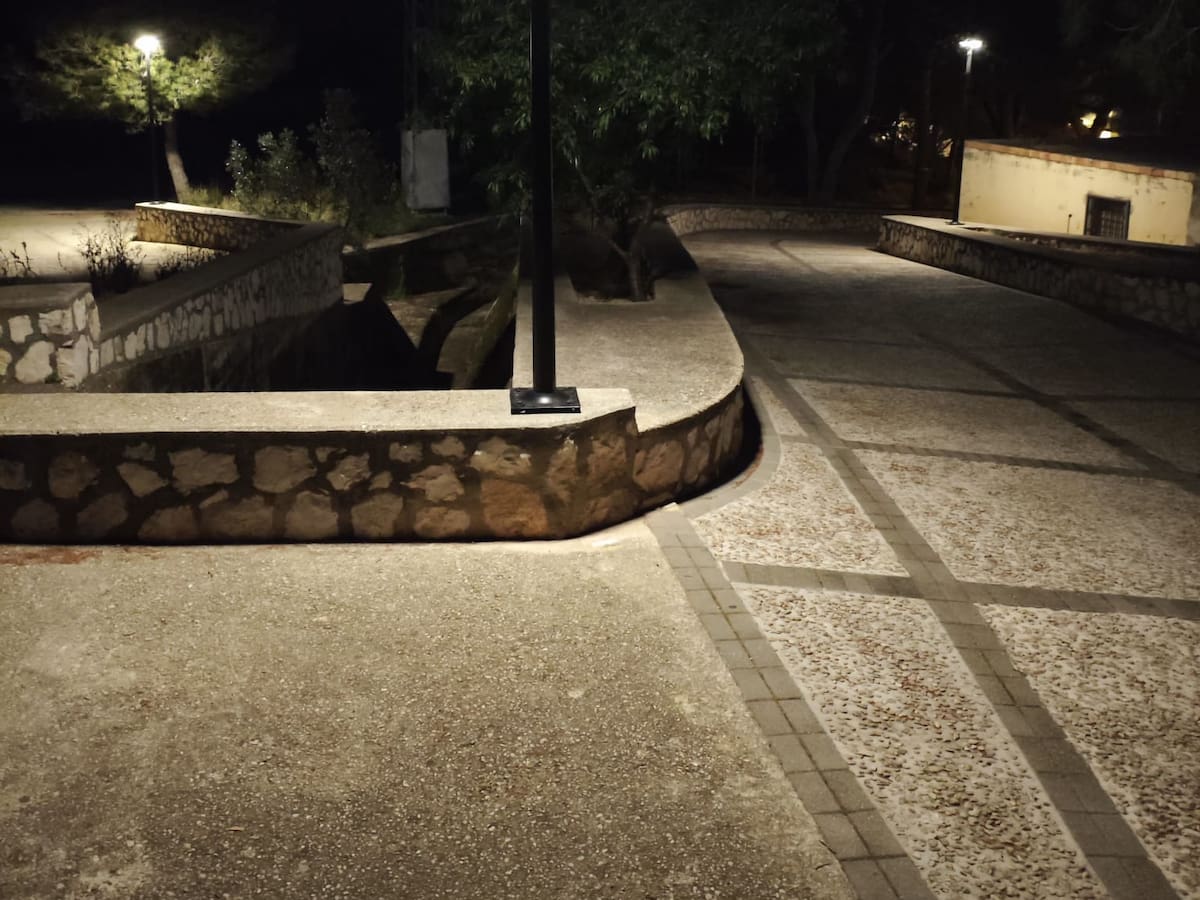 Más visibilidad y seguridad en el camí del mur de Tavernes con la nueva iluminación