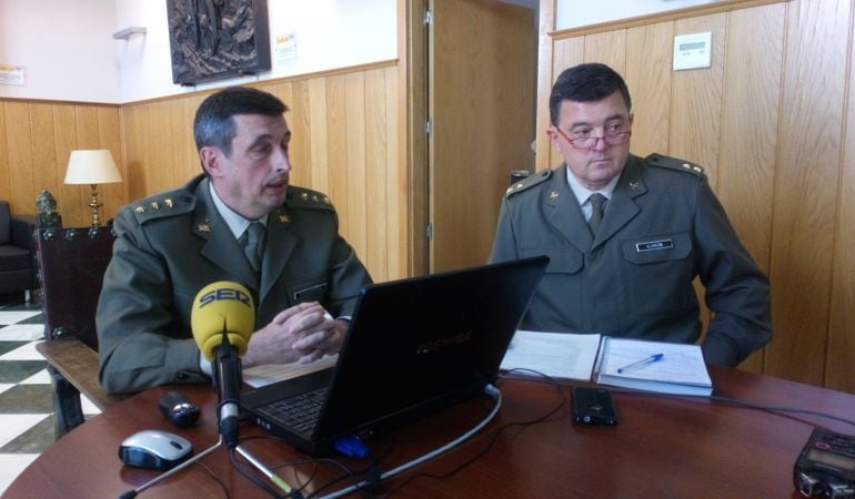 El coronel Echevarría -a la izquierda- y el teniente coronel Alarcón, en la sala de juntas de la Delegación de Defensa en Sevilla