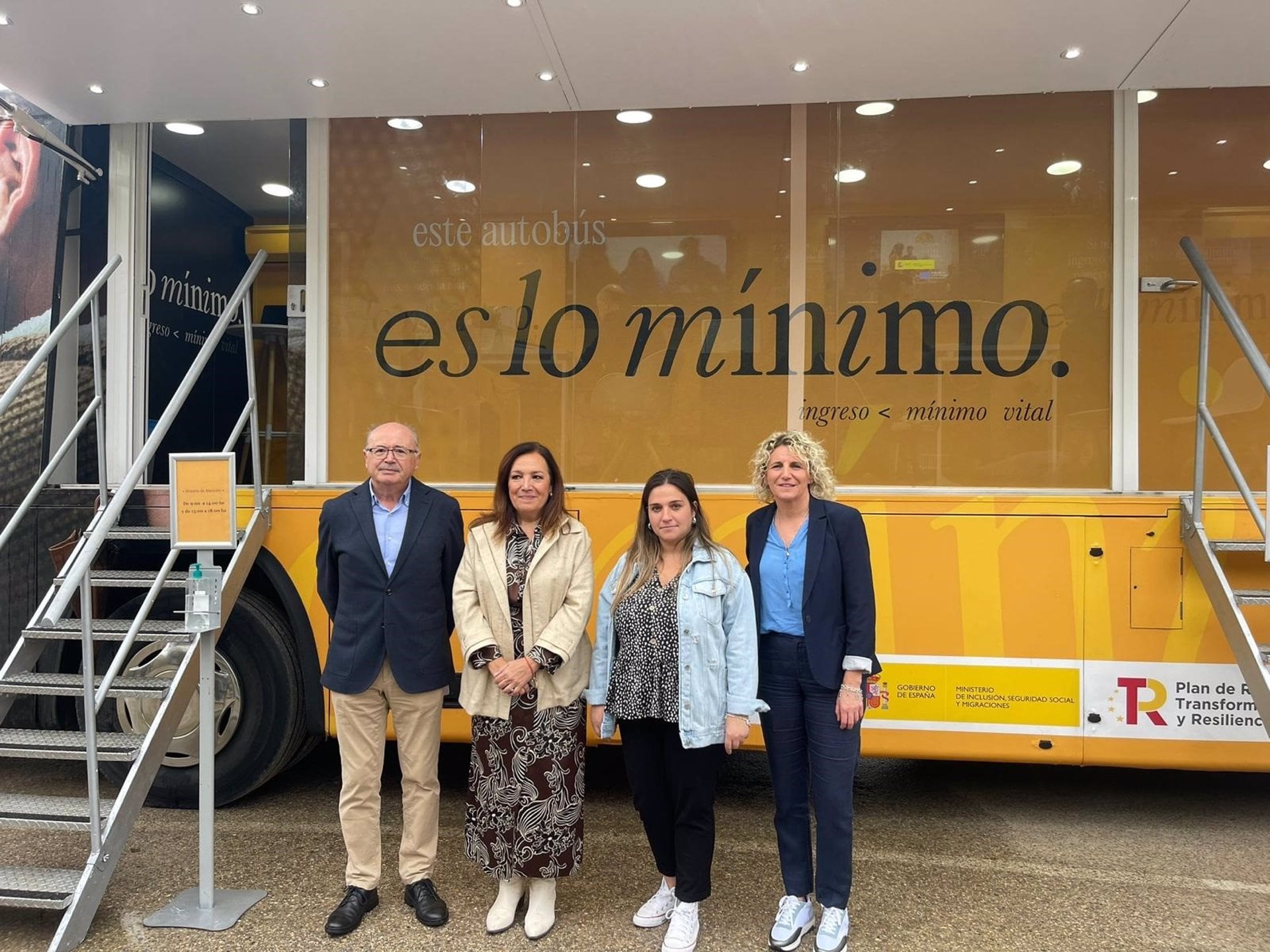 La subdelegada del gobierno de España en Jaén Catalina Madueño (segunda por la izquierda) junto a otras personalidades ante el autobús del IMV