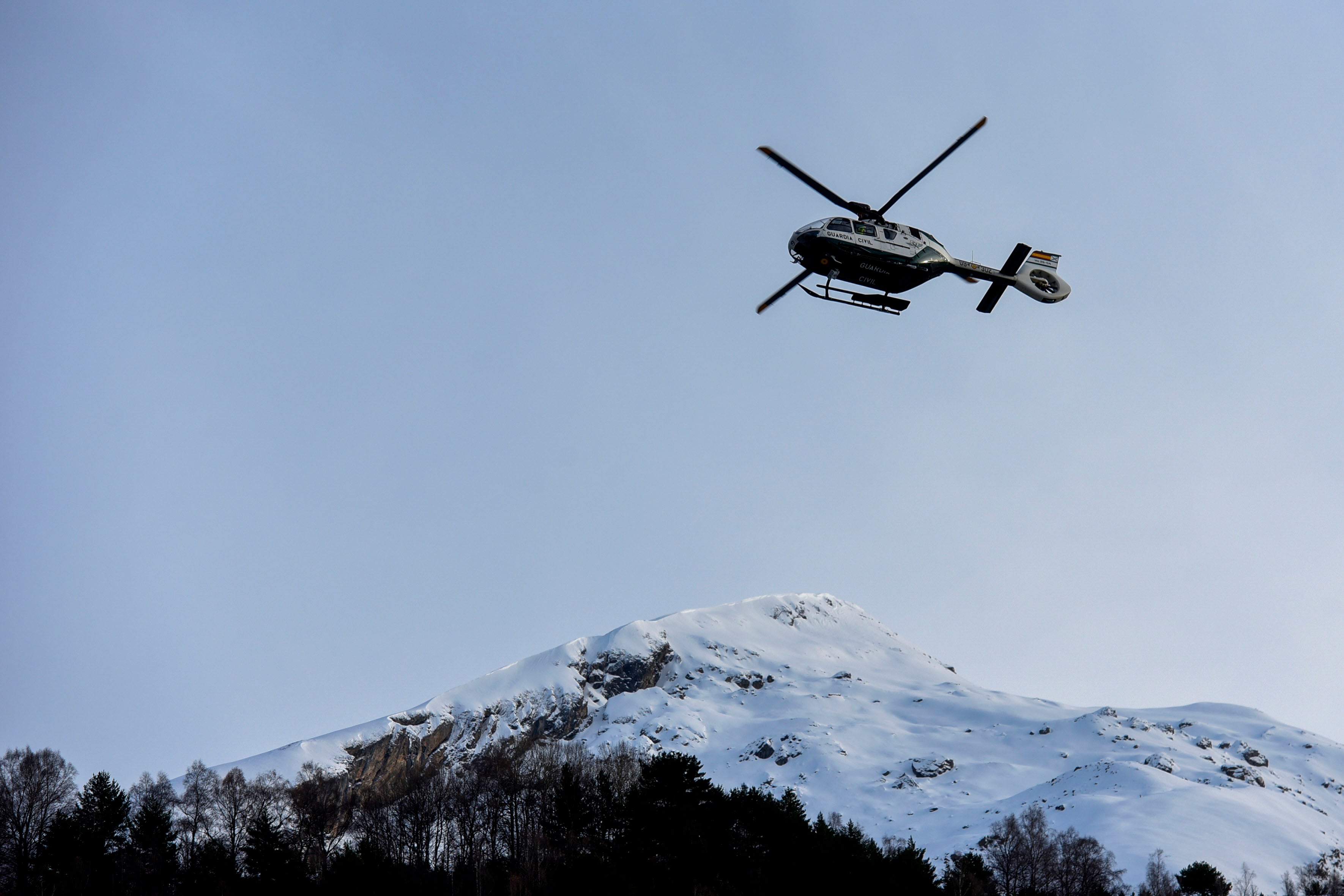 Helicóptero de la Guardia Civil en la zona de la alud de Panticosa.