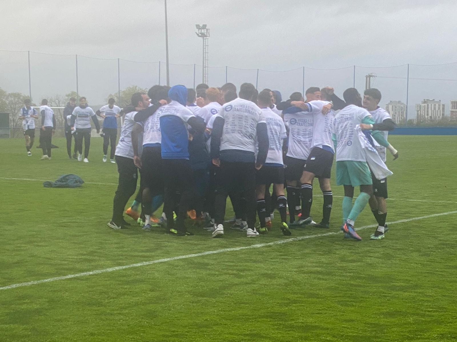 El filial del Alavés celebra su ascenso a 2ªRFEF.