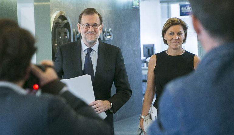 Fotografía facilitada por el PP del jefe del Ejecutvo en funciones y presidente del partido, Mariano Rajoy, y la secretaria general, María Dolores de Cospedal, a su llegada a la reunión del Comité de Dirección 