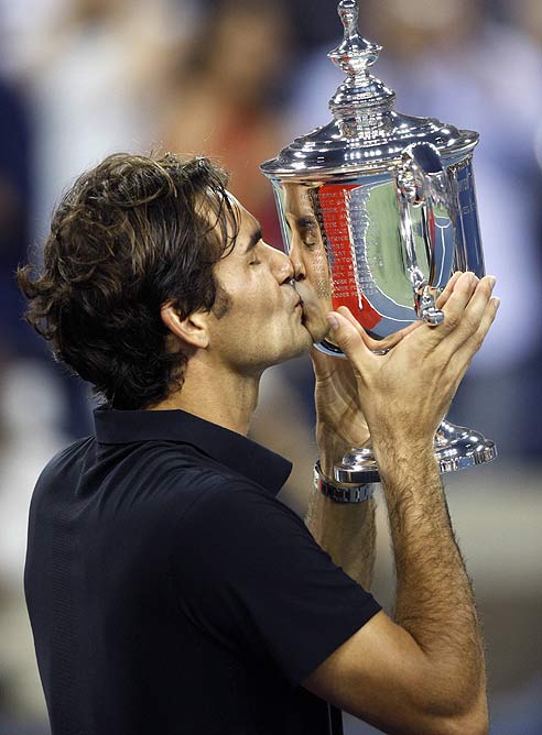 Roger Federer besa el trofeo del US Open.