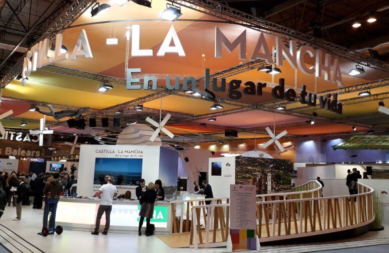 En el stand de Castilla-La Mancha se reproduce la pasarela de las Tablas de Daimiel