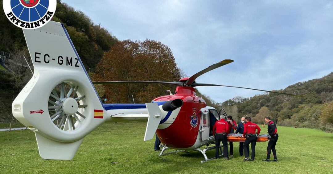 El cadaver del migrante fue trasladado en helicóptero hasta el aeropuerto de Hondarribia