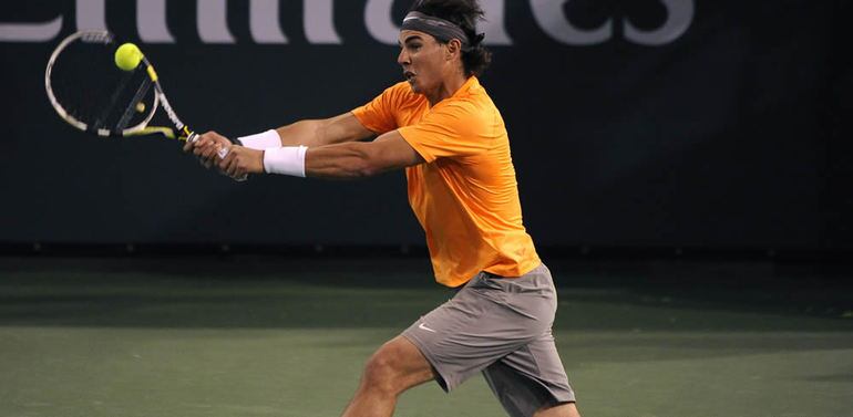 El tenista español Rafael Nadal responde una bola ante el sudafricano Rik De Voest, durante un juego del Abierto BNP Paribas de Indian Wells, California (EEUU)