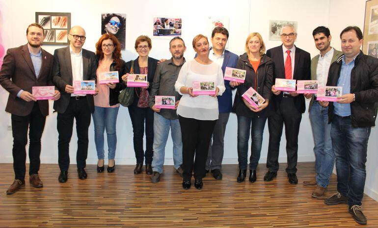 Foto de familia de AMAC y el Ayuntamiento de Albacete en la presentación del calendario