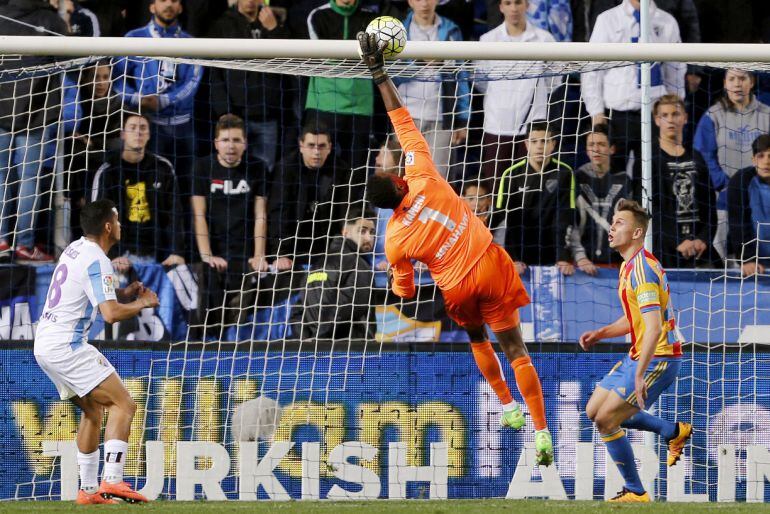 GRA738. MÁLAGA, 02032016.- El portero camerunés del Málaga Idriss Carlos Kameni, toca el balón y despeja hacia el interior haciendo gol en su propia portería ante el centrocampista ruso del Valencia Denís Chéryshev (d), durante el partido correspondiente