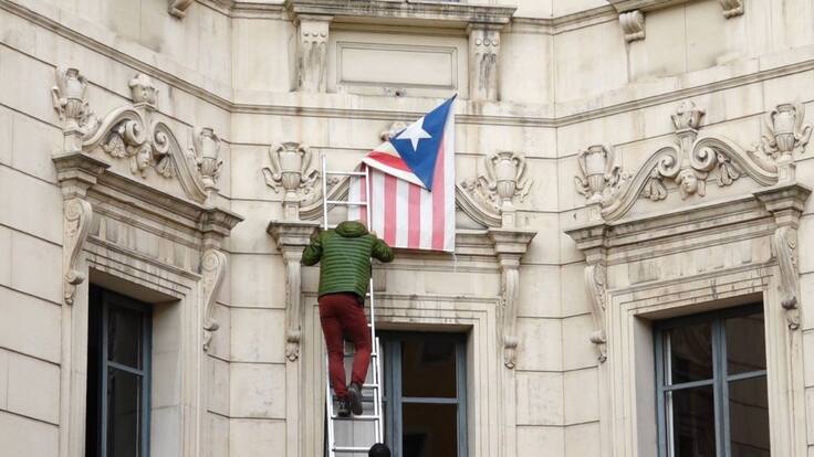 Els Mossos retiren els símbols independentistes de l'Ajuntament de Berga