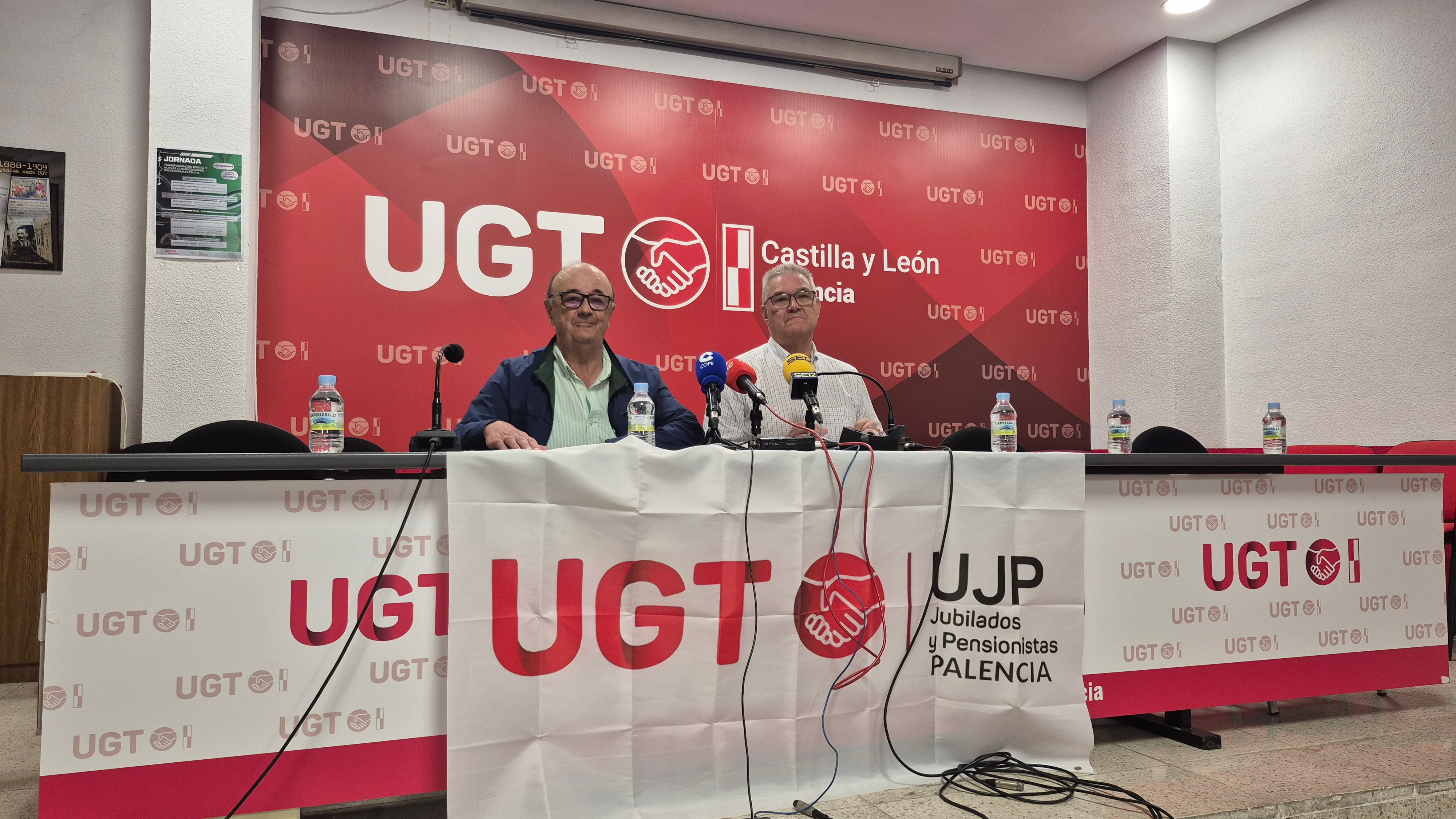 Pensiones, dependencia y viajes del Imserso, temas centrales de la asamblea de la Unión de Jubilados y Pensionistas de UGT de Palencia. En la imagen Luis Miguel Garrán (i) Secretario General UJP-UGT Palencia y Anatolio Diez Merino (d) Secretario General UJP-UGT Estatal.
