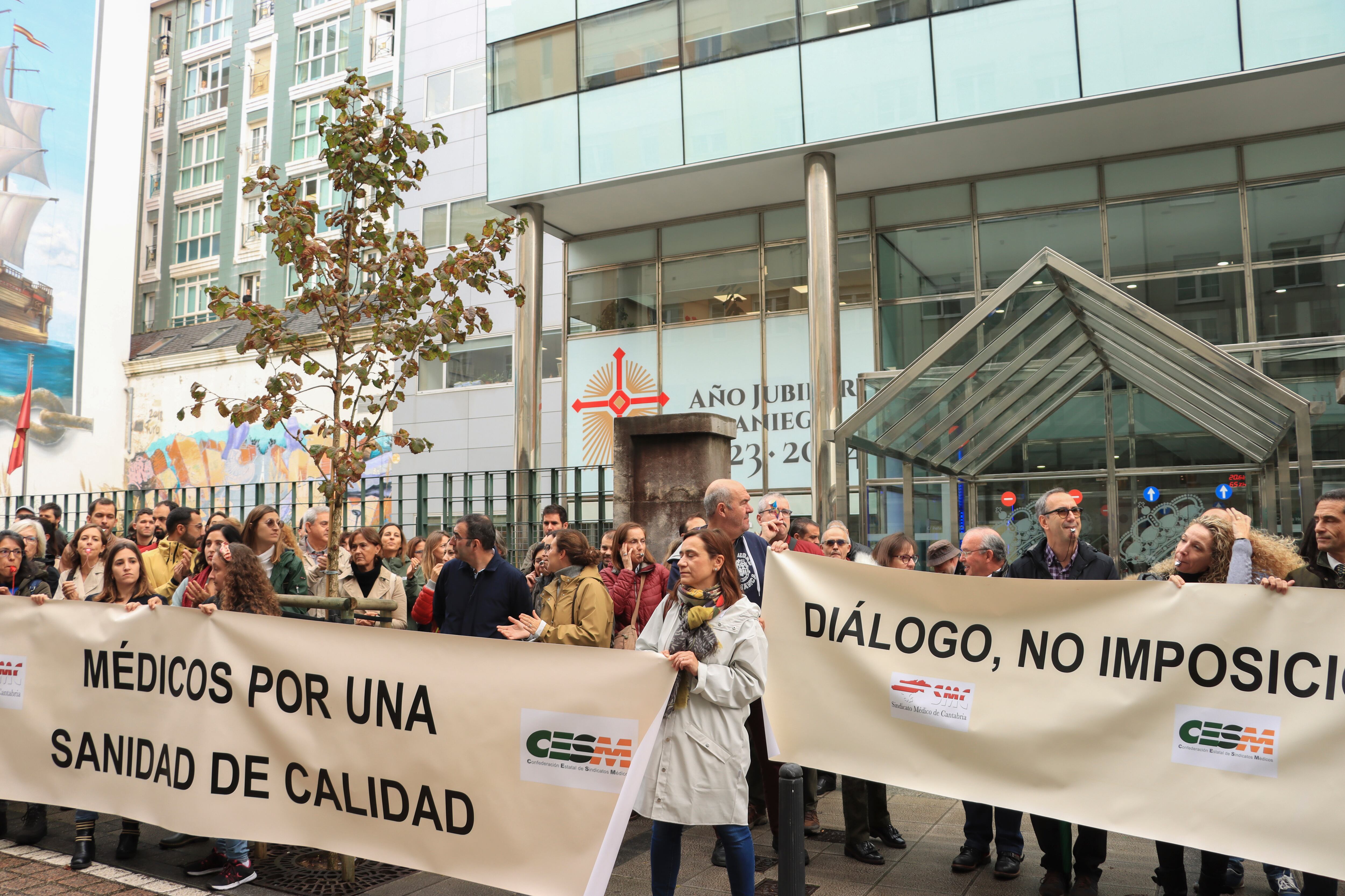 Un momento de la concentración que médicos de Atención Primaria de Cantabria han llevado a cabo la semana pasada ante la sede del Gobierno de Cantabria, en su tercer día de huelga indefinida.