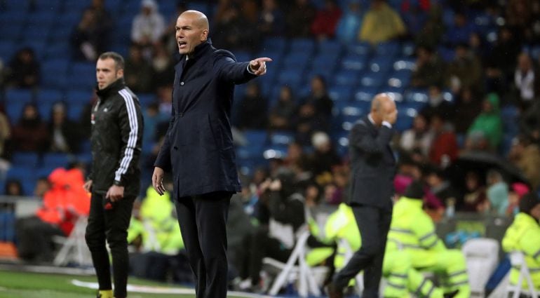 Zidane da indicaciones en el Bernabéu 