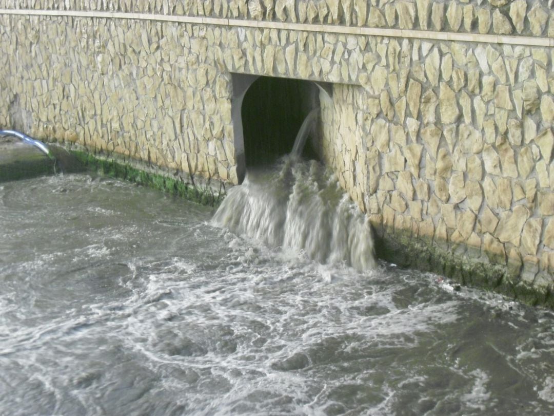 Fotos de archivo del cauce del Barranco de las Ovejas, en el interior de una zona urbana consolidada junto a tres centros escolares