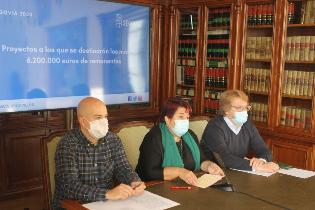 Ángel Galindo, Clara Luquero y Jesús García en la sala de la biblioteca del Ayuntamiento