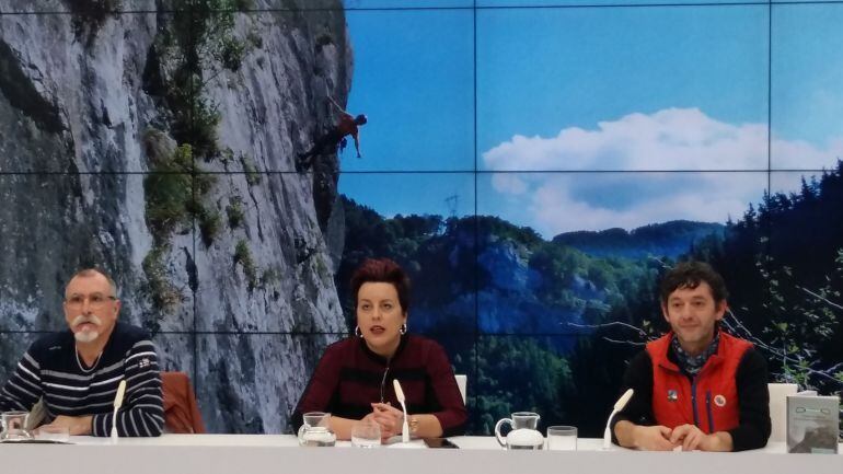 Goizane Álvarez, directora de Deportes de la DFG y Laureano urkiza y Tetxus Barandiarran, presidente y gerente de la Federación Guipuzcoana de Montaña